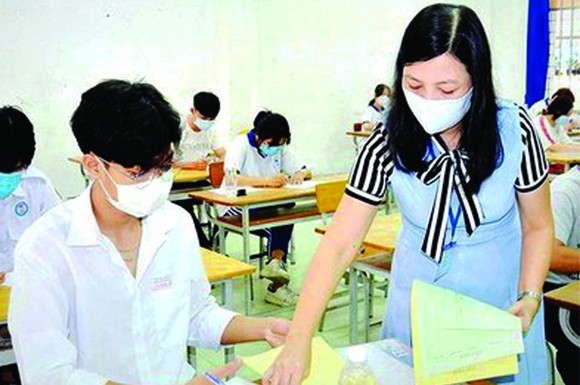 監考老師和考生在考室裡須一直戴口罩。