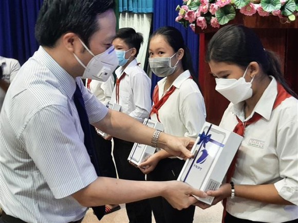 越南郵政集團代表贈送平板電腦給清貧學生。