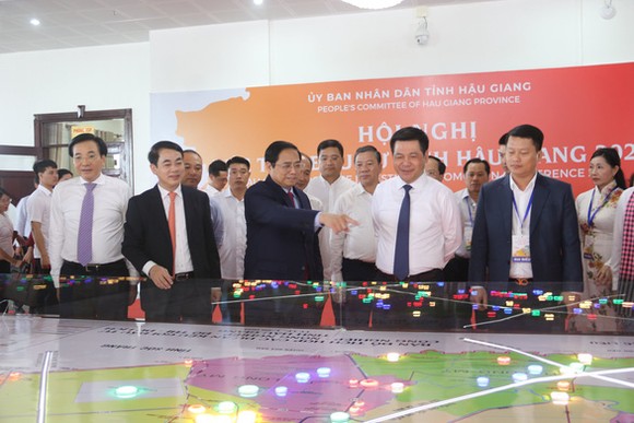 政府總理范明政觀看後江省招商引資項目整合地圖。