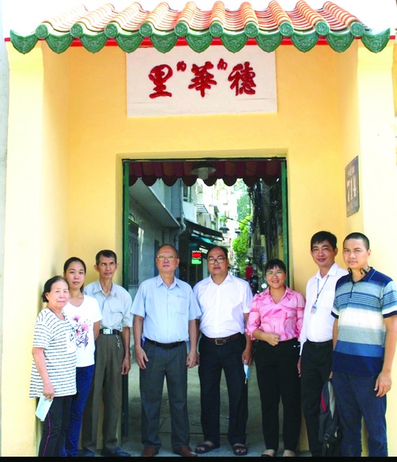 穗城會館理事長盧耀南(右五)和地方 領導慶祝穗華里拱門修葺竣工。