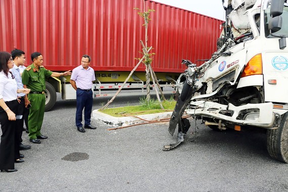 卡車在1A國道上發生交通事故導致車頭全毀、嚴重變形。