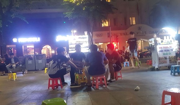 阮惠步行街的流動攤到處皆是，影響了民眾的娛樂空間。