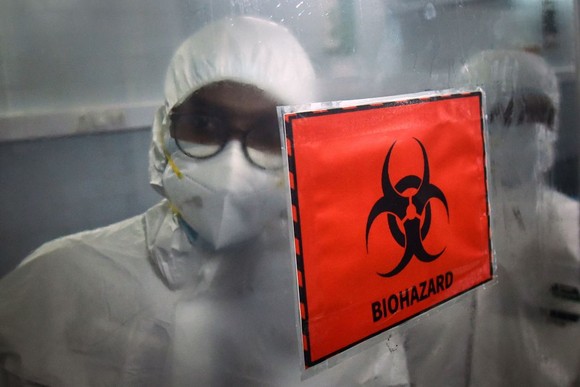 印度清奈一間檢測猴痘病毒的分子實驗室，工作人員穿著全身防護衣管控出入。歐新-埃菲社