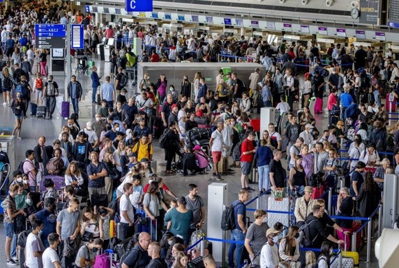 各大機場大排長龍，讓熬過疫情封城亟欲旅行的旅客心情大受影響。圖源：互聯網
