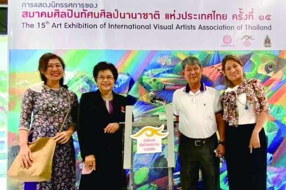 來自越南的華人優秀藝人李克柔畫家以及李曉雲和越金娟參加泰國國際畫展。
