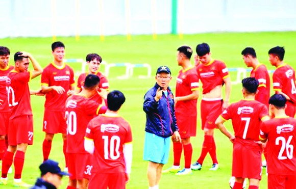 越南男足球隊在訓練中。