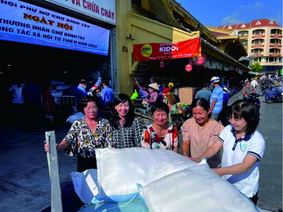 華人商販應氏蓮與平西市場商販派發食品給貧困者。