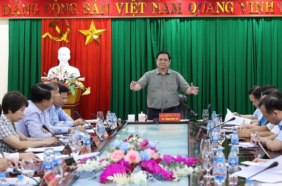 政府總理范明政與河北化工原料與氮肥股份公司舉行會議。