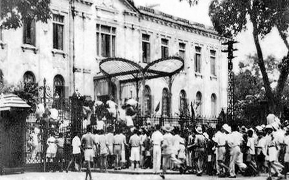 於1945年8月19日，參加河內大劇院廣場集會後，首都人民攻打北部府－－ 法殖民者透過其爪牙勢力設在北部的首腦機關。（資料圖）