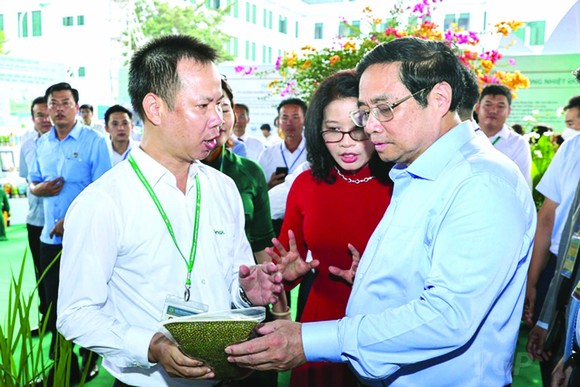 政府總理參觀各農產品展位。
