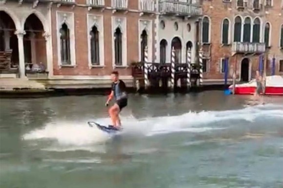 一對男女在威尼斯大運河沖浪。