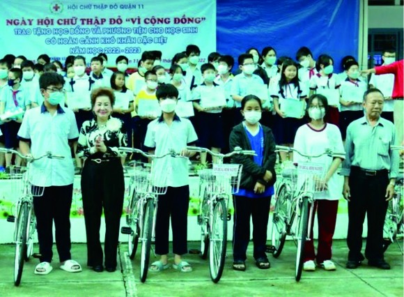 慶雲南院代表周文義（右一）向家境困難的高中生贈送自行車。
