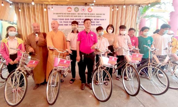 清貧學生獲贈送自行車及現金都感到很開心。