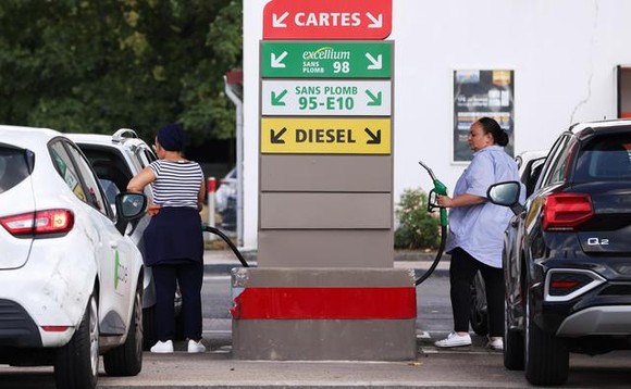 人們在法國巴黎郊區的一處加油站加油。