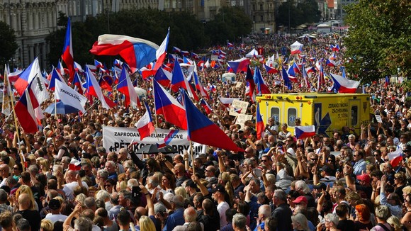 捷克７萬人示威促政府應對能源價格飆升