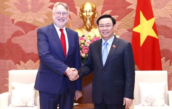 國會主席王廷惠與歐洲議會貿易委員會(INTA)主席蘭格合影。