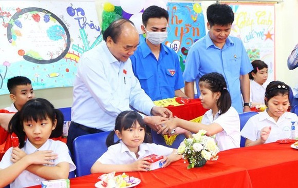 國家主席阮春福向學生贈送禮物。