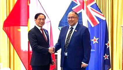 越南外交部長（左）與新西蘭國會議長合影。