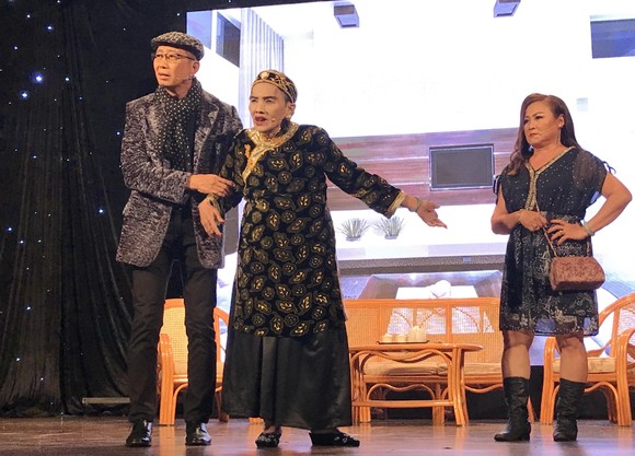 紅艷卿（中）、瑞琪和曾碧蘭共演一幕 《紐紋新抱治家姑》一劇。
