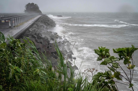 9月18日，巨浪襲擊日本熊本縣水俁市的海岸線。（法新社）