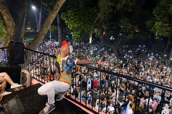 男歌手俊興在杭凱街私家陽台上組織的免費現場表演吸引很多觀眾。