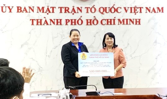 市越南祖國陣線委員會主席陳金燕接受捐款。