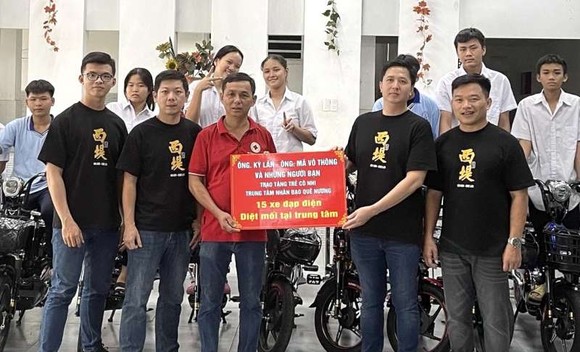 華人熱心人士向孤兒贈送電動自行車。