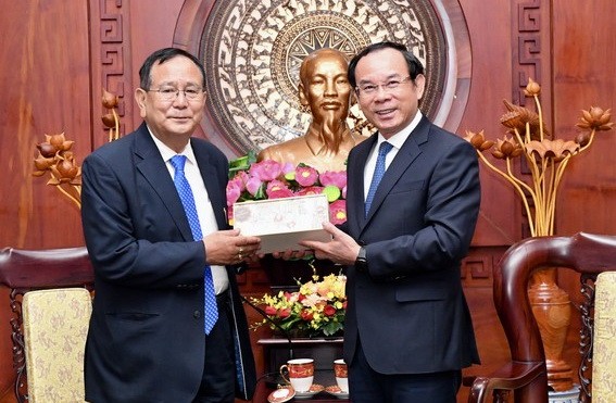 市委書記阮文年向印度外交部與教育部國務卿拉傑庫馬爾‧蘭詹‧辛格贈送紀念品。