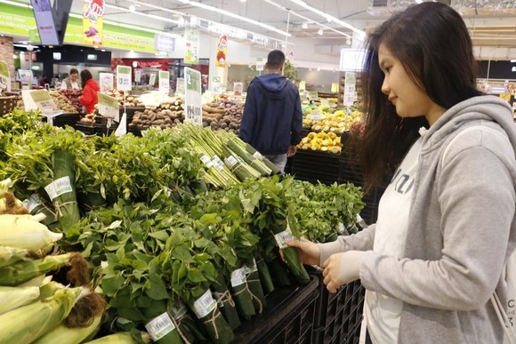 取代之前使用塑料袋，本市若干超市已採用蕉葉包裝蔬菜。