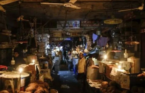 孟加拉發生大停電，市集陷入一片漆黑。（圖：AP）