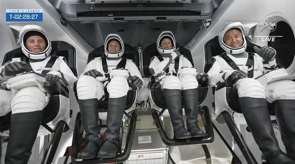 日宇航員乘龍飛船前往空間站