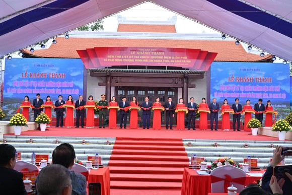 Chủ tịch nước Nguyễn Xuân Phúc dự khánh thành Đền thờ Liệt sĩ tại chiến trường Điện Biên Phủ ảnh 2