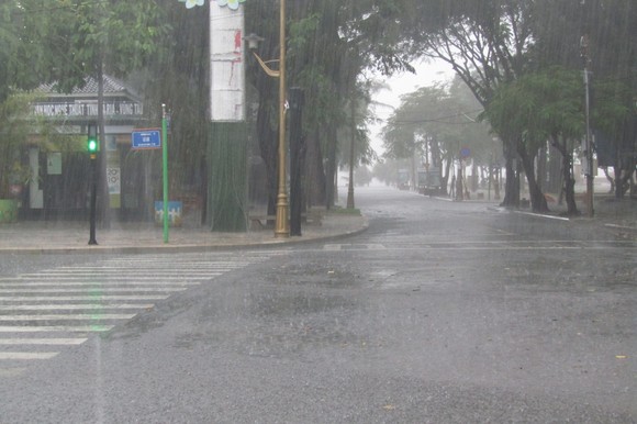 Vũng Tàu - Bến Tre mưa lớn, gió giật mạnh, Khánh Hòa - Ninh Thuận ngập lụt, đường sắt tê liệt ảnh 9
