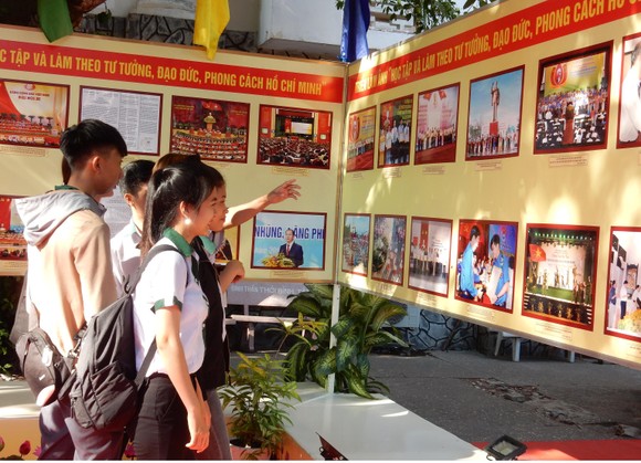Triển lãm gần 200 hình ảnh, bút tích của Chủ tịch Hồ Chí Minh tại Cần Thơ ảnh 1