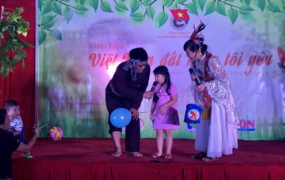 “Hành trình Việt Nam đất nước tôi yêu” mang trung thu đến với trẻ em  Tiền Giang  ảnh 2