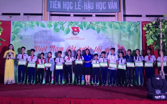 “Hành trình Việt Nam đất nước tôi yêu” mang trung thu đến với trẻ em  Tiền Giang  ảnh 7