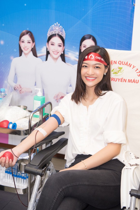 Hoa hậu Đỗ Mỹ Linh, Tiểu Vy cùng 200 tình nguyện viên hiến máu cứu người ảnh 4