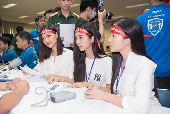 Hoa hậu Đỗ Mỹ Linh, Tiểu Vy cùng 200 tình nguyện viên hiến máu cứu người ảnh 5