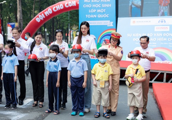 Hoa hậu Lương Thùy Linh vận động đội mũ bảo hiểm cho trẻ em ảnh 1