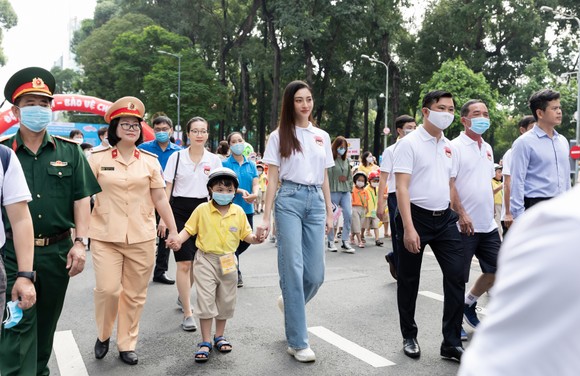 Hoa hậu Lương Thùy Linh vận động đội mũ bảo hiểm cho trẻ em ảnh 2