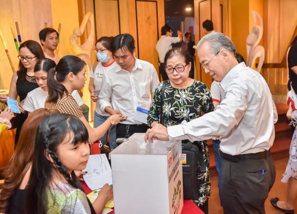 Nhiều cá nhân, đơn vị tiếp tục hỗ trợ người dân bị thiệt hại do bão lũ ảnh 8