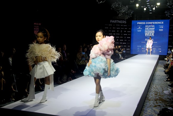 Gần 20 nhà thiết kế - thương hiệu thời trang sẽ tham gia Aquafina Vietnam International Fashion Week 2020 ảnh 6