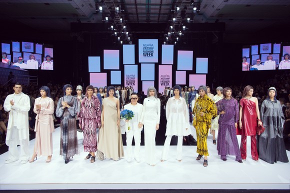 Tân hoa hậu Đỗ Thị Hà lần đầu catwalk khai mạc Aquafina Vietnam International Fashion Week 2020 ảnh 3
