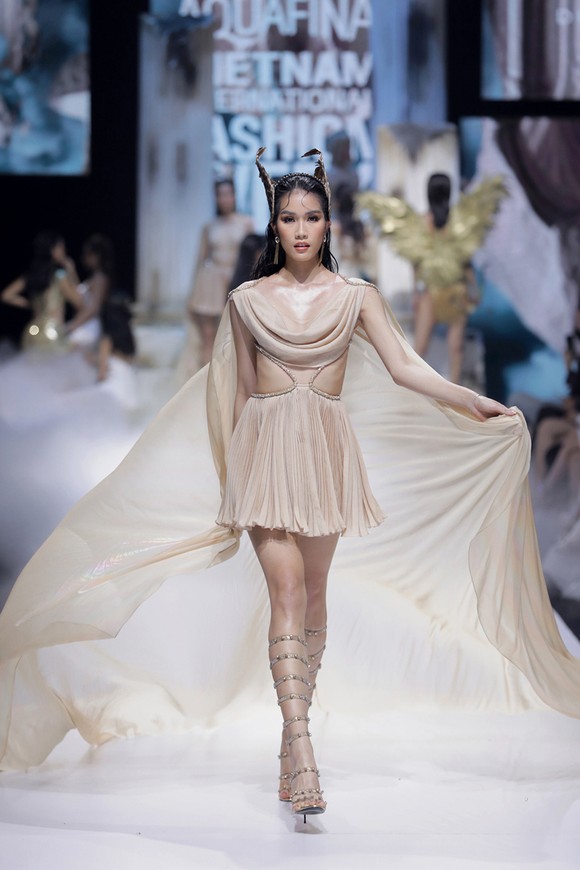 Dàn hoa hậu, á hậu rực rỡ trong Tuần lễ Thời trang Quốc tế Việt Nam 2020 ảnh 7