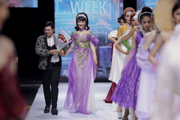 Dàn hoa hậu, á hậu rực rỡ trong Tuần lễ Thời trang Quốc tế Việt Nam 2020 ảnh 14