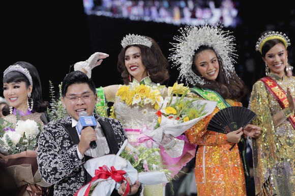 Dàn hoa hậu, á hậu rực rỡ trong Tuần lễ Thời trang Quốc tế Việt Nam 2020 ảnh 15