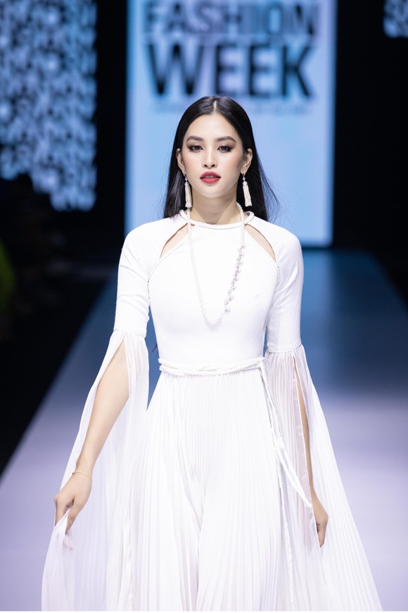 Dàn hoa hậu, á hậu rực rỡ trong Tuần lễ Thời trang Quốc tế Việt Nam 2020 ảnh 20