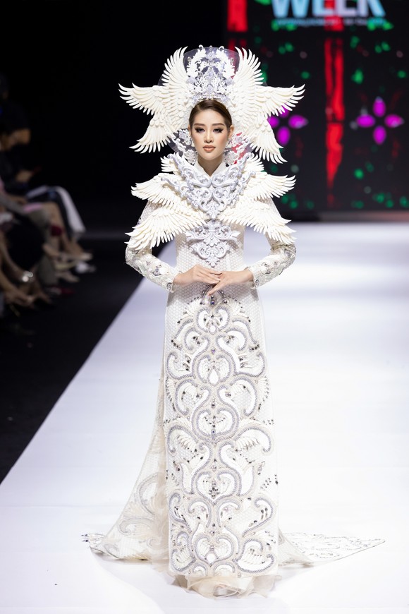 Dàn hoa hậu, á hậu rực rỡ trong Tuần lễ Thời trang Quốc tế Việt Nam 2020 ảnh 12