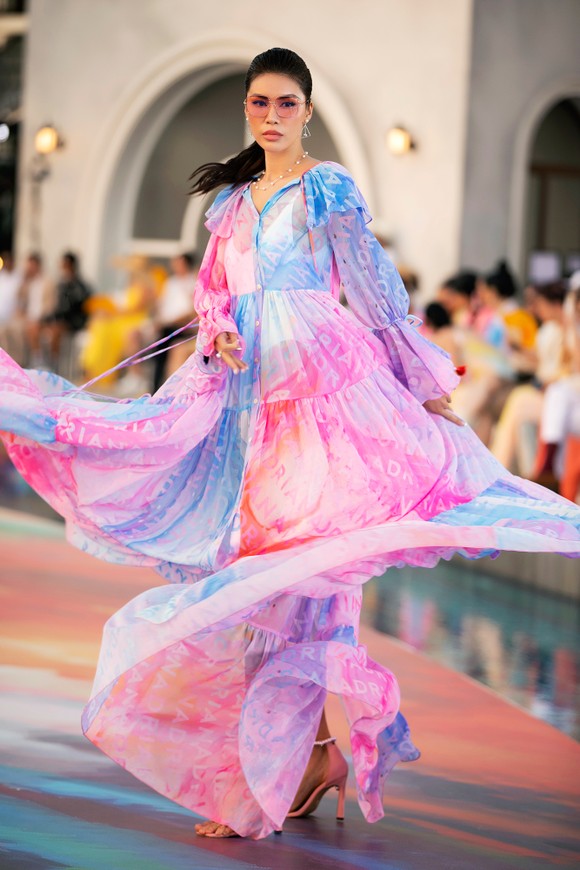 Dàn hoa hậu, á hậu bay bổng trong bộ sưu tập 'Daydreamer' tại Fashion Voyage ảnh 7
