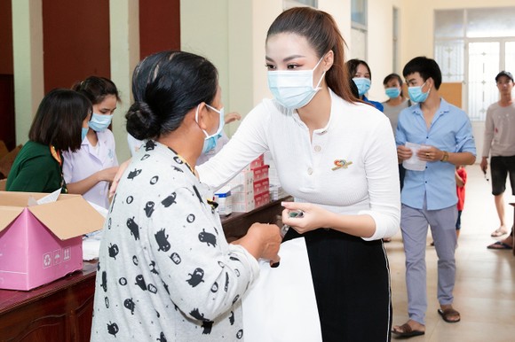 Dàn hoa hậu cùng CLB Suối mát từ tâm tổ chức thăm khám bệnh miễn phí cho công nhân ảnh 4